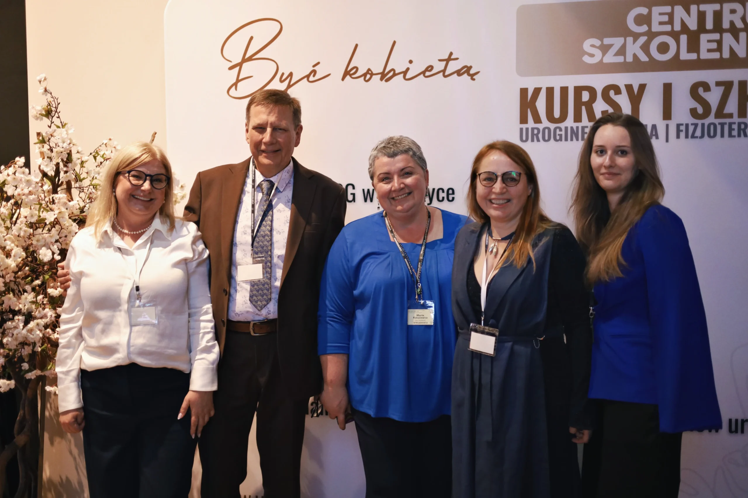 Nasz zespół na tle banera podczas konferencji Uroginekologia 2026